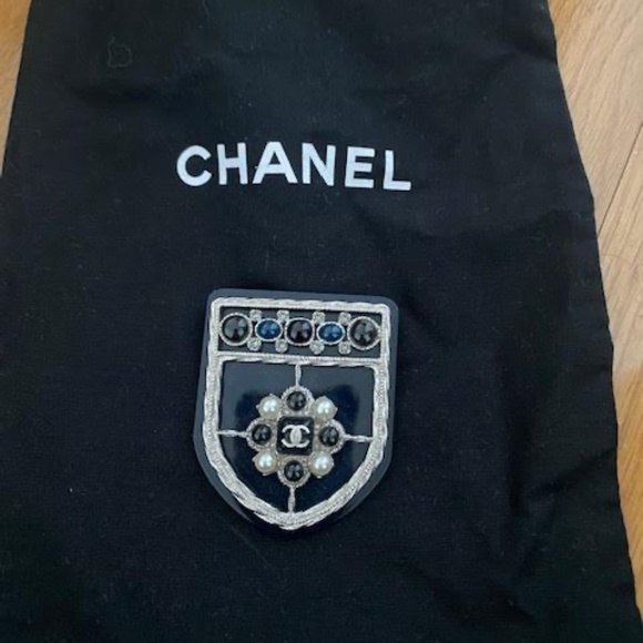 100% authentic vintage Chanel navy "Shield Brooch/Pin - Picture 3 of 3